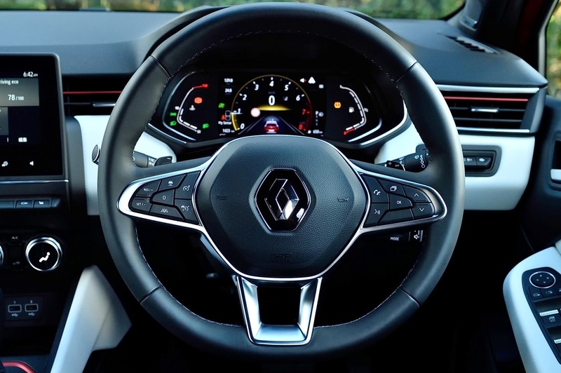 メーターは視認性を高めるためステアリングの円の中にしっかりと収まるように設計されている