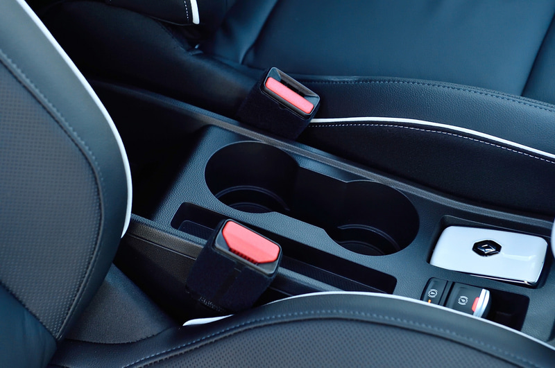 運転席と助手席の間にはドリンクホルダーと小物入れを装備