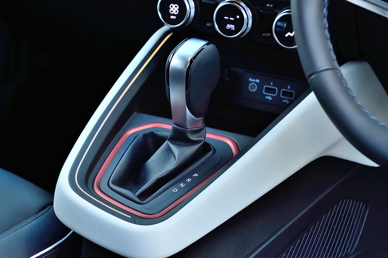 シフトレバーの奥にはシガーソケットと外部機器を接続できるAux-inポート、USBポート×2が設置される。インテンステックパックのみ置くだけ充電機能も搭載（iPhone5以降に対応）