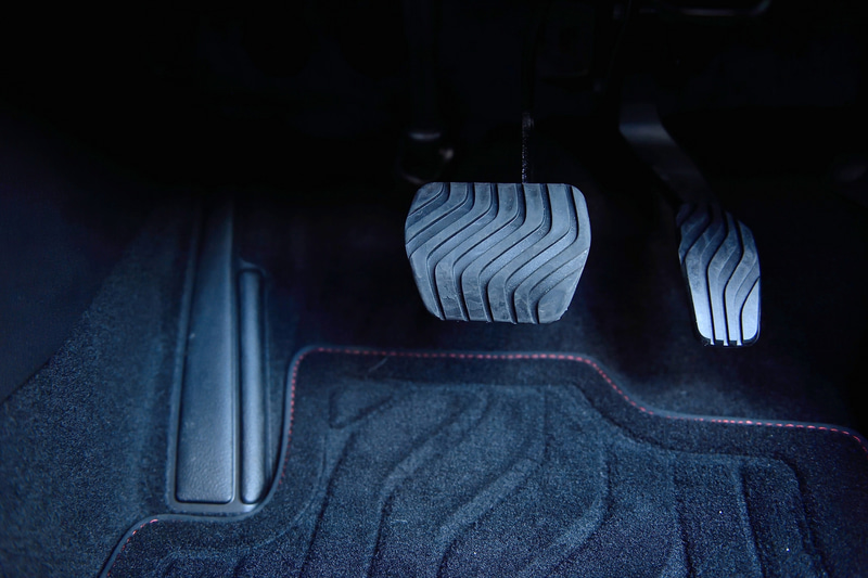 ペダルはアクセル、ブレーキともにゴム製