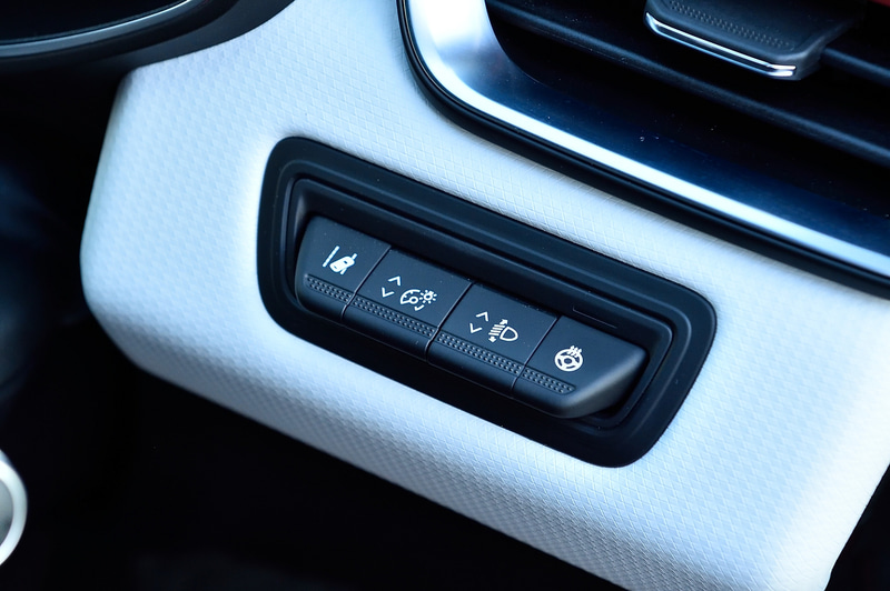 ステアリングの左側にはステアリングヒーターと安全機能のスイッチが配置される