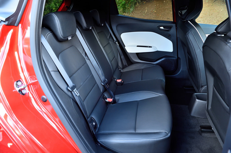 前席は先代モデルよりも厚手の座面で座り心地が向上。また、薄手のバックシート（背もたれ）とヘッドレストを初採用し、斜め後方の視界も向上。後席は大人でも十分な膝前スペースを確保