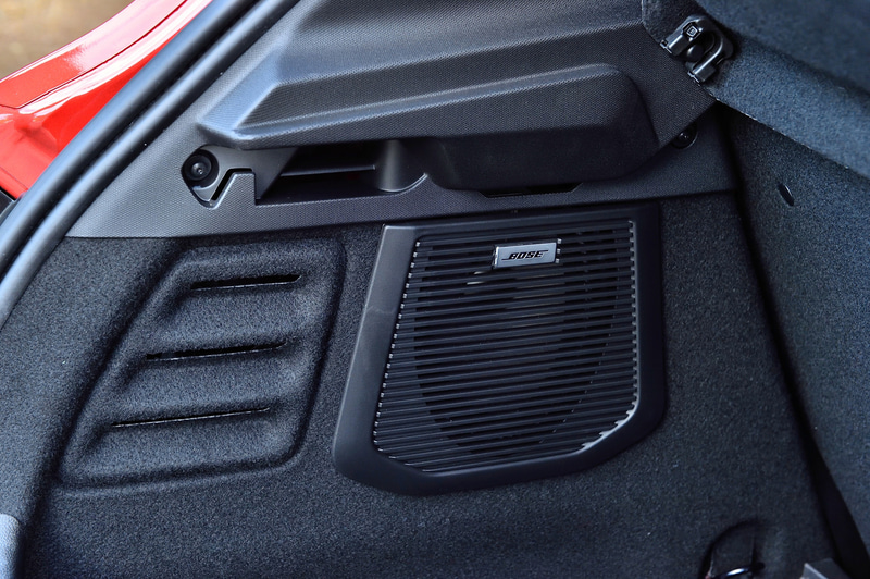 ラゲッジスペースにある小型サブウーファー