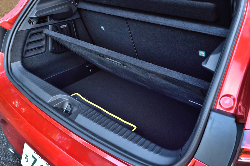 ラゲッジスペースは2段底タイプ