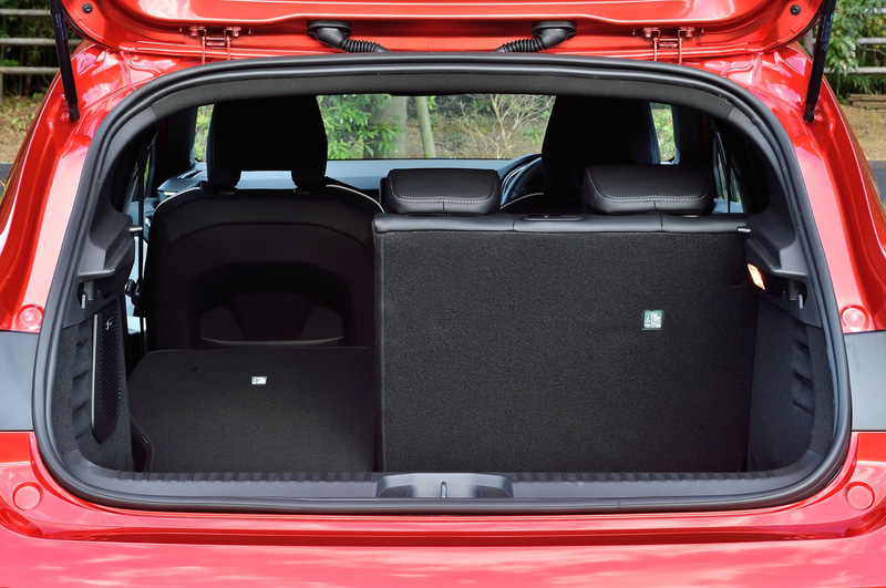 後部席は6：4のセパレートタイプ