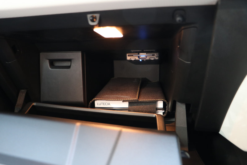 グローブボックスとは別に奥行があり車検証や取扱説明書が入るスペースも完備