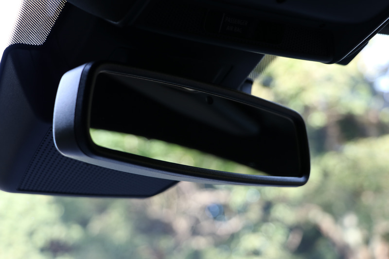 ルームミラーは自動防眩式ルームミラーを採用（ゼンのみ防眩式ルームミラー）