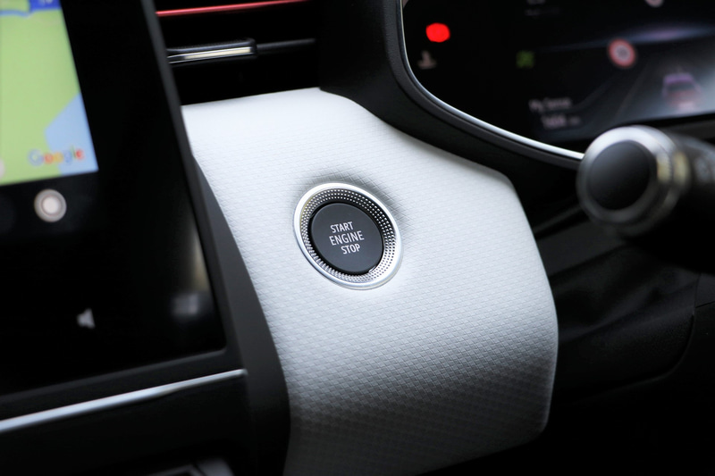 エンジンスターターボタンはステアリングの左側に配置されている