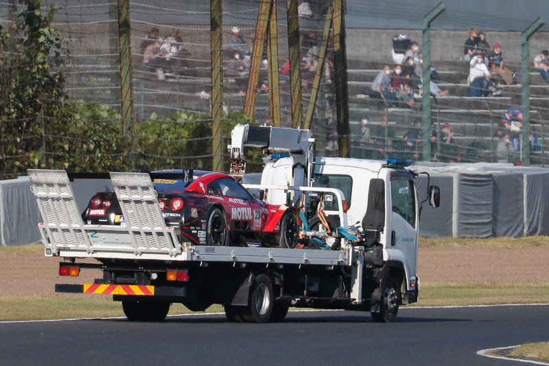 運ばれていくMOTUL AUTECH GT-R。このとき翌日の大逆転優勝を何人が予想し得ただろうか？