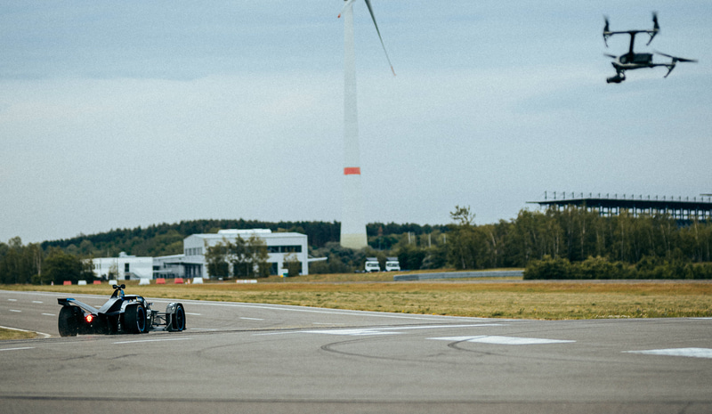 DJIがメルセデス・ベンツ EQフォーミュラEチームのオフィシャルチームサプライヤーに決定　（C）Daimler AG