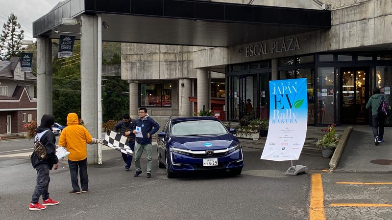 7回目を迎えた今年のイベントは、コロナ禍のために例年より開催時期が遅いことや、あまり多くの人が一堂に会する親密な集いを避けることから、ちょっと簡素な内容となってしまったそうです。でも、こうして1台1台、ゴールゲートで出迎えて「おつかれさまでした」と長旅を労う、和やかな雰囲気がとてもいいですね