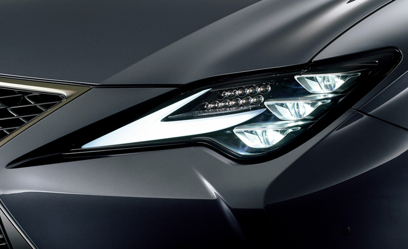 三眼フルLEDヘッドランプを装備