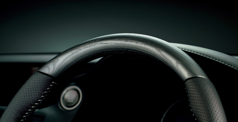 特別仕様車専用アッシュ＋“F SPORT”専用ディンプル本革ステアリング