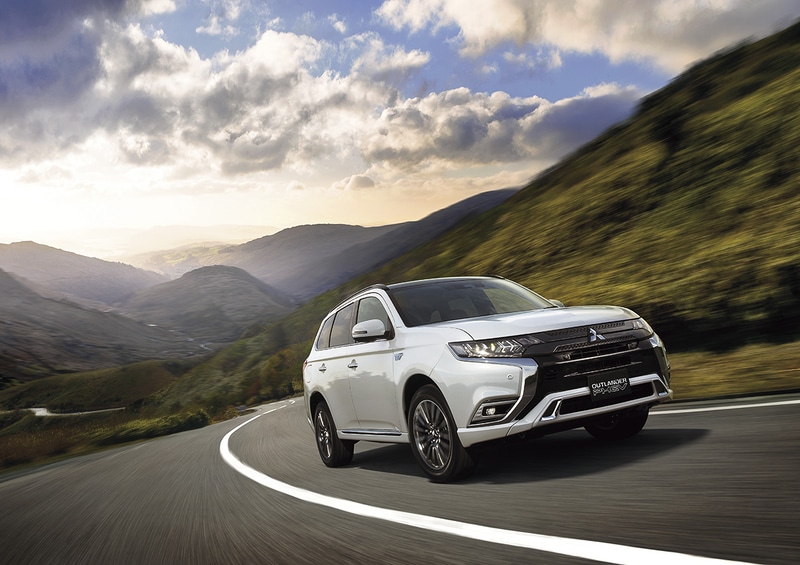 「アウトランダーPHEV」のグレード展開を見直すとともに一部改良を実施