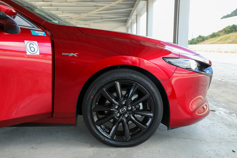 ボディサイドに「SKYACTIV-X」の、テールゲート右側に「e SKYACTIV-X」のバッヂが付く