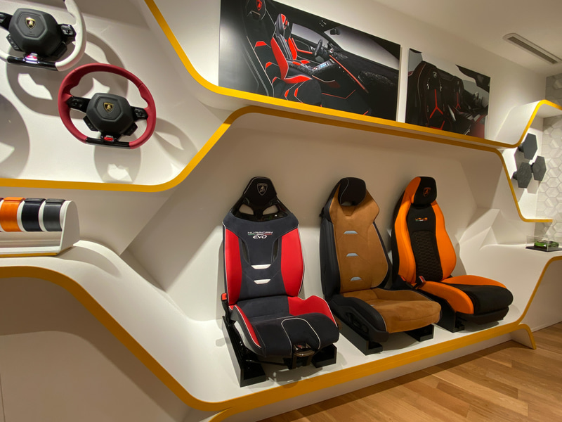 シートやステアリングを展示