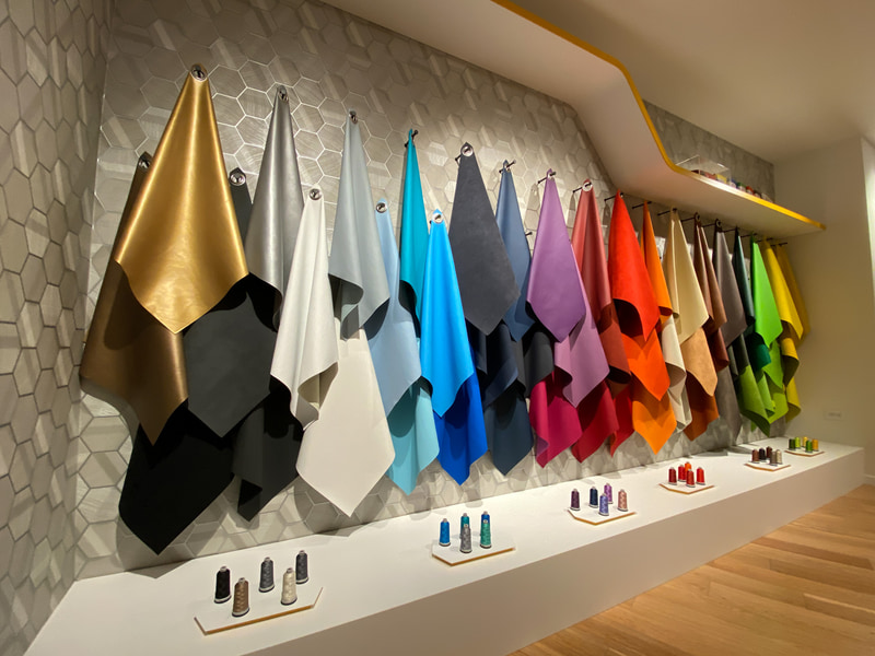 レザー素材のサンプルを展示