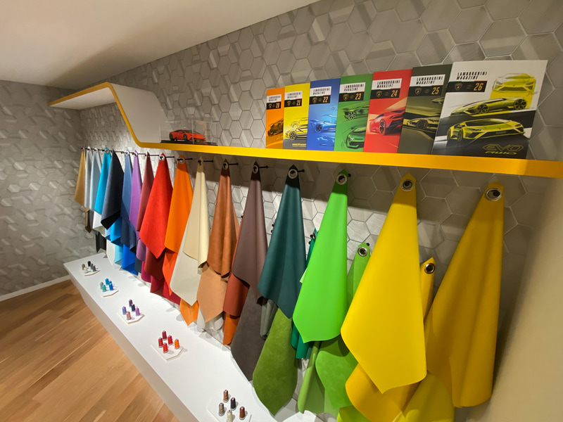 レザー素材のサンプルを展示