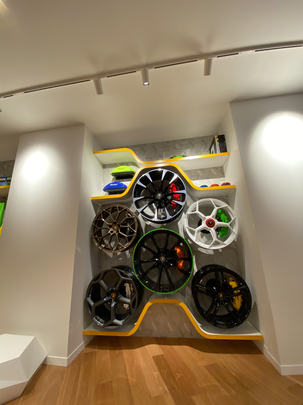 ブレーキやアルミホイールなどのパーツも展示