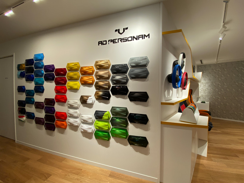 ボディカラーのサンプルなどが展示される