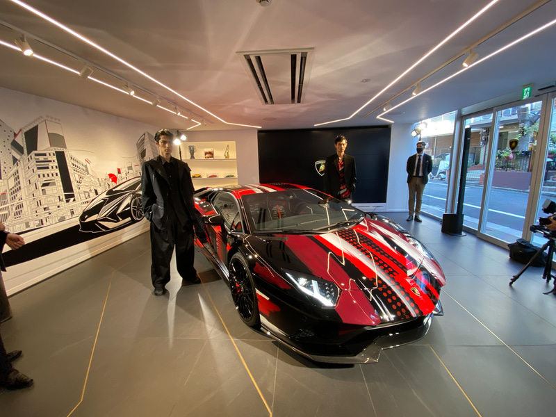 オープン当日に世界的ファッションデザイナー 山本耀司氏のブランド「Yohji Yamamoto」とコラボレーションした「アヴェンタドール S“dressed”by Yohji Yamamoto」が公開された