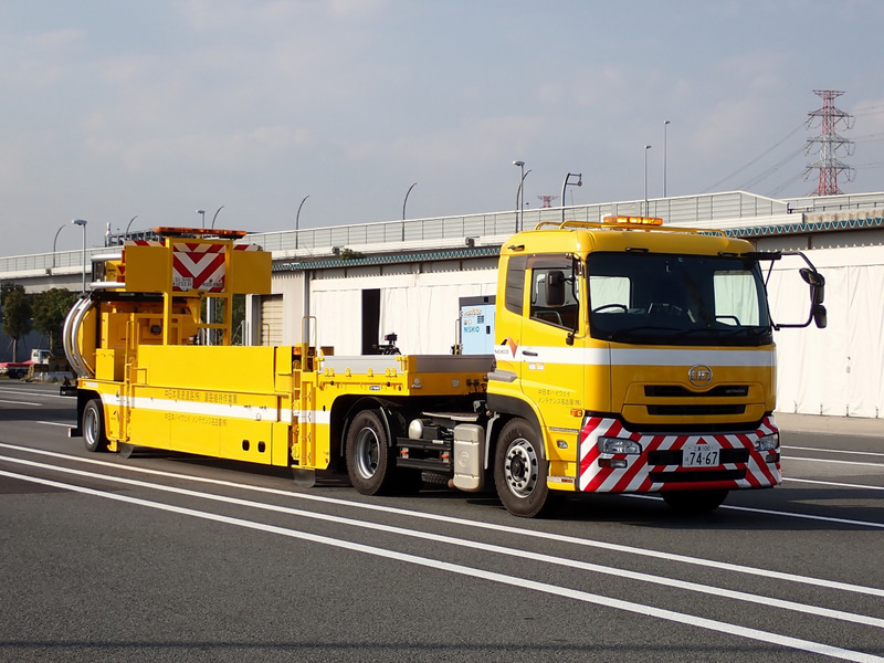 大型移動式防護車両「ハイウェイ・トランスフォーマー」：中日本ハイウェイ・メンテナンス名古屋株式会社（愛知県）