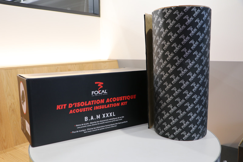 フォーカル製高性能遮音材BAMシートを車種別に検証したポイントに装着する調音施工。1ロールが50×600cm（幅×長さ）で約9.5Kgと重量を抑えながら最高水準の制振、遮音効果、耐久性を誇る