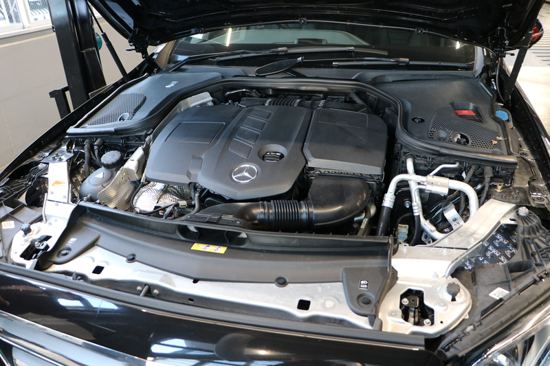 装着画像はデモカーのメルセデス・ベンツ