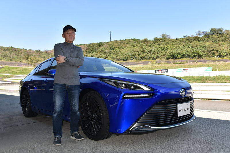 新型ミライ プロトタイプの試乗は富士スピードウェイのショートサーキットにて。最初の試乗会場にサーキットを選ぶほど、走行性能重視で仕上がっている