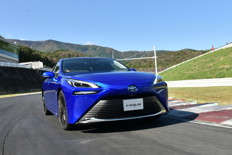 リア駆動、50：50の重量配分と走りの性能が大幅に高められた新型「ミライ」