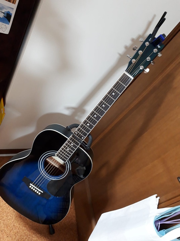 子供が「ギターを弾きたい」というので、あわよくばこっそり自分も練習して弾けるようなりたい……という想いも込めてポチっとな（もちろん未だに1度も触っていない）