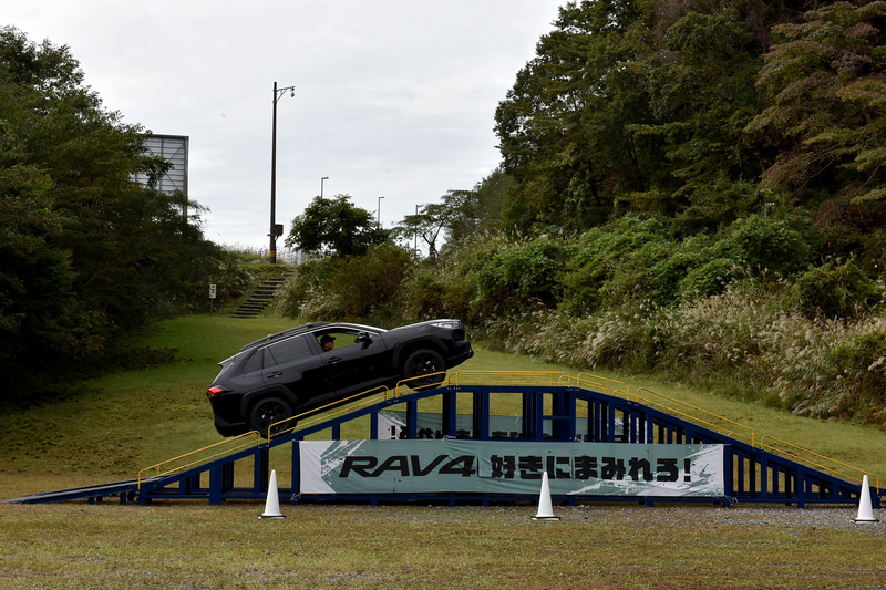 特設コースでRAV4の特別仕様車Adventure“OFFROAD package”に乗ってきた