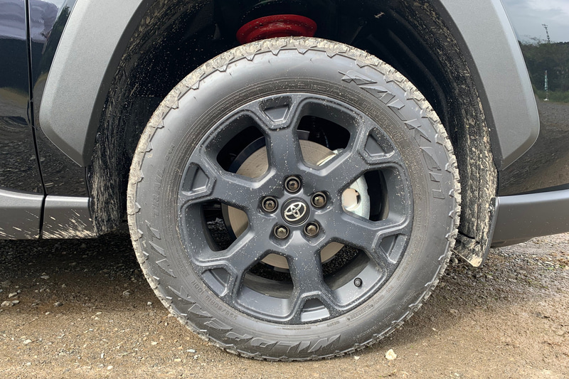 Adventure“OFFROAD package”に装着される18インチタイヤ。ファルケンのごついサイドパターンはひと目でオフロードを連想させます