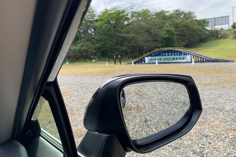 遠くに見えるのが登坂キット、20度の登坂と下りは直前に行くと壁のようです。到底普通のクルマでは上がれません