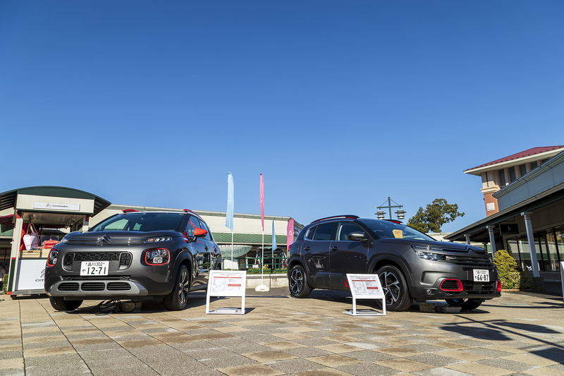 コンパクトサイズSUV「C3 エアクロス SUV」（左）と、快適な乗り心地の「C5 エアクロス SUV」（右）