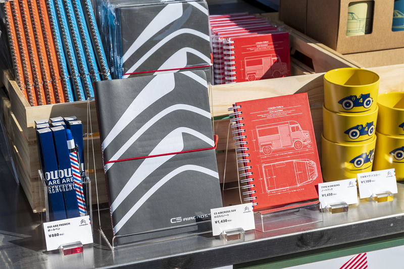 C5 エアクロス SUVのエンブレムが入ったノート（中央）など、日常でさりげなく使えるアイテムも取り揃える