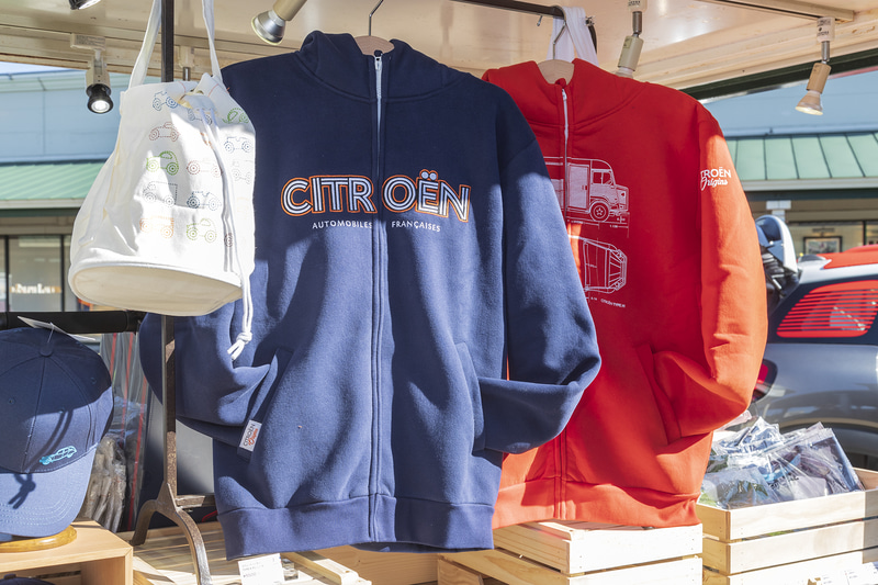 バッグ（左）や、日本初登場のパーカー（中央、右）といったアパレル。ほかにもキャップや子供用のTシャツなども販売している