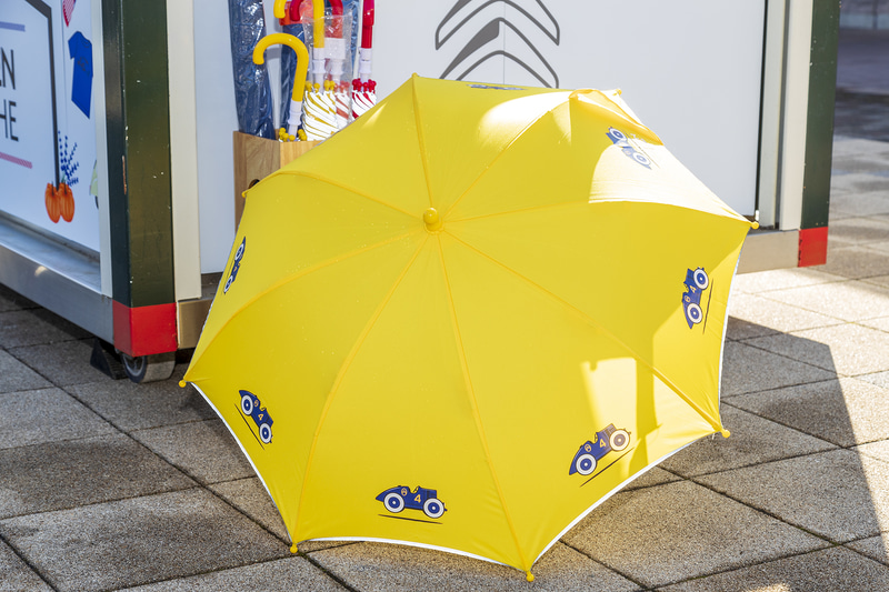 ポップなデザインがかわいい子供用の傘。イエローのほかに、レッドもラインアップ