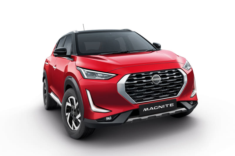 マグナイトは新型1.0リッターターボエンジンを搭載するとともに、205mmの最低地上高を備えた。ヒルスタートアシストや前後のバンパー下部に装着されたシルバーのスキッドプレート、50kgの耐荷重性を備えたルーフレールに加え、先進安全技術「アラウンドビューモニター」などを装備。最小回転半径は5.0mとした