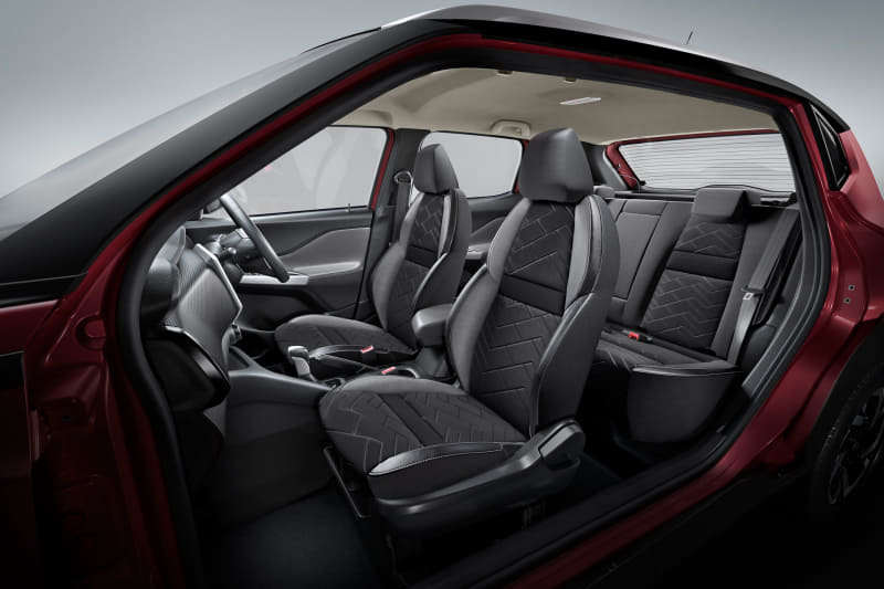 室内では7インチTFT液晶のドライブアシストディスプレイを備えたほか、センターコンソールには8インチのフルフラッシュタッチスクリーンシステムを装備し、タイヤ空気圧モニターや360度カメラによるコーナーナビゲーションなどを表示可能。ラゲッジルーム容量は336L