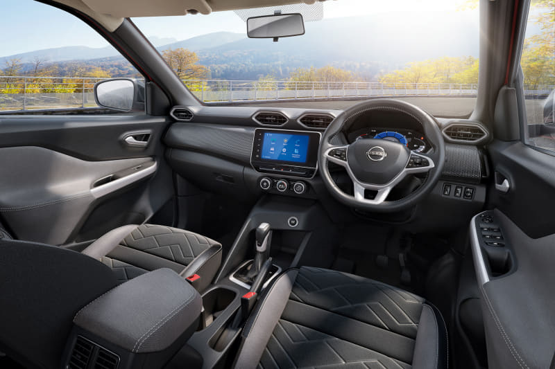 室内では7インチTFT液晶のドライブアシストディスプレイを備えたほか、センターコンソールには8インチのフルフラッシュタッチスクリーンシステムを装備し、タイヤ空気圧モニターや360度カメラによるコーナーナビゲーションなどを表示可能。ラゲッジルーム容量は336L