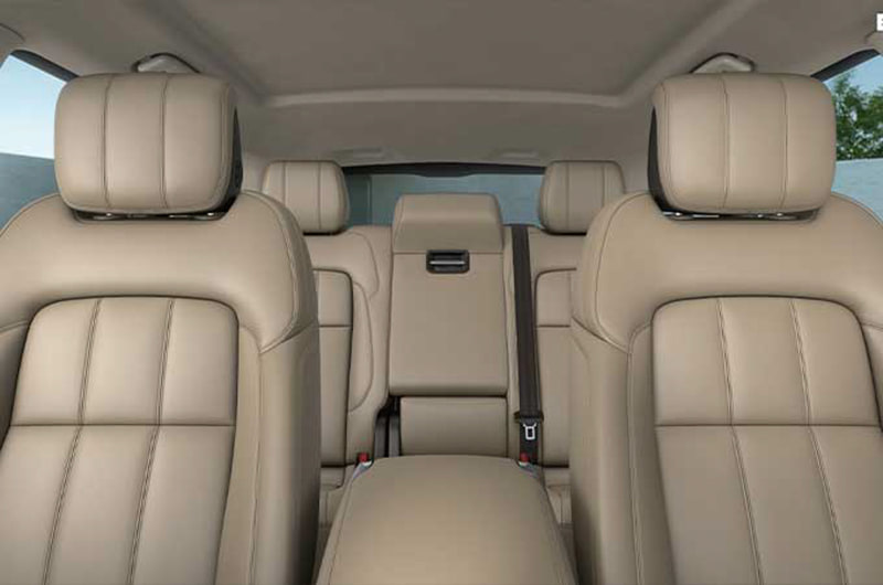 内装はアーモンドシートのみ