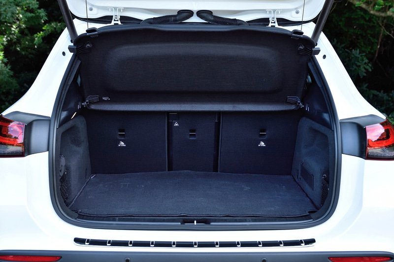 後席は60：40分割の前後スライド、40：20：40分割可倒式のバックレストを採用。レッグスペースは標準状態で従来型より116mm広くなり、前後方向のゆとりを向上させた。140mm調整が可能な前後スライド機構も備えている。また、テールゲートは「EASY-PACK自動開閉式テールゲート」を標準採用して、開閉時の利便性を向上させている