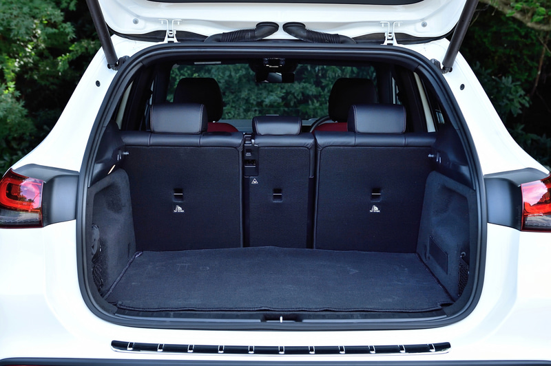 後席は60：40分割の前後スライド、40：20：40分割可倒式のバックレストを採用。レッグスペースは標準状態で従来型より116mm広くなり、前後方向のゆとりを向上させた。140mm調整が可能な前後スライド機構も備えている。また、テールゲートは「EASY-PACK自動開閉式テールゲート」を標準採用して、開閉時の利便性を向上させている