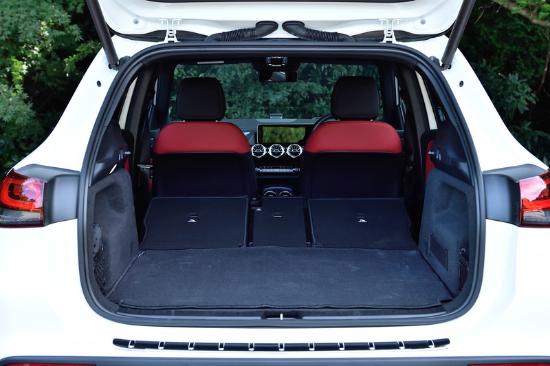 後席は60：40分割の前後スライド、40：20：40分割可倒式のバックレストを採用。レッグスペースは標準状態で従来型より116mm広くなり、前後方向のゆとりを向上させた。140mm調整が可能な前後スライド機構も備えている。また、テールゲートは「EASY-PACK自動開閉式テールゲート」を標準採用して、開閉時の利便性を向上させている