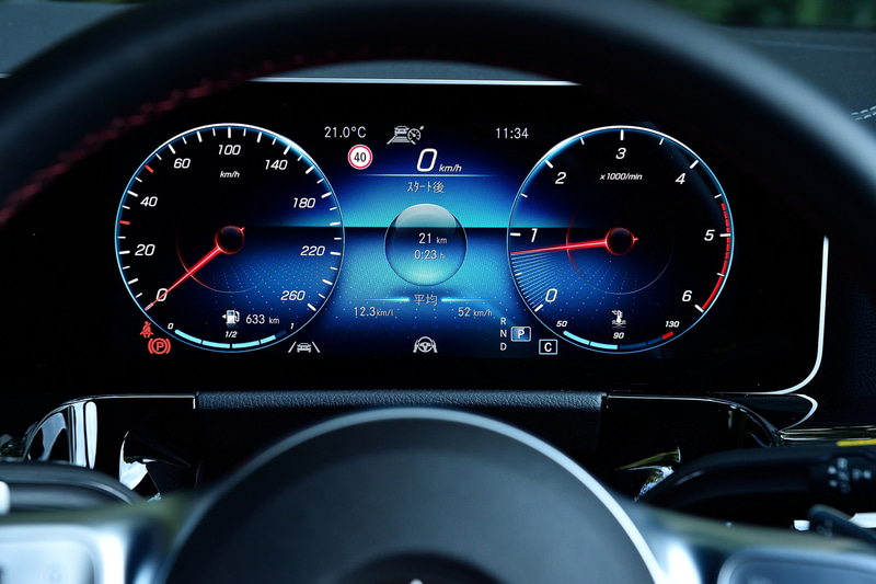 運転席と助手席の着座位置は従来型より97mm高くなり、Aクラスとの比較で140mm、Bクラスに対しては52mm高くすることで、全方位の視認性が向上して運転しやすさや乗降性を向上させた