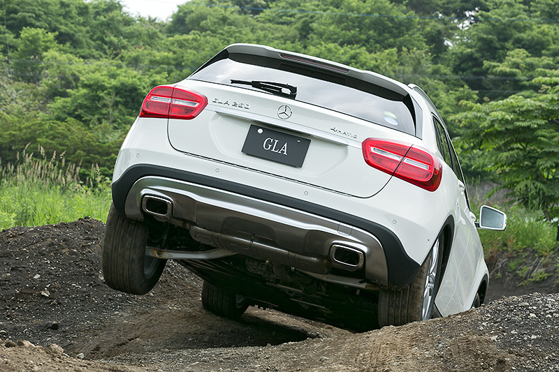 富士山麓の本格的なオフロードコースを走破する初代GLA