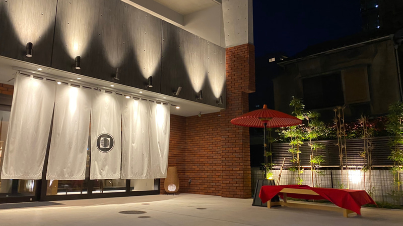 このエントランスだけ見たら、東京だとは思えない雰囲気が素敵な、「プロスタイル旅館　東京浅草」に宿泊してきました。ロビーもお部屋もコンパクトですが、1つひとつのしつらえはとても上品で、日本らしさを存分に楽しめました。いつかまた外国からお友達が来た時にも、おすすめしたいなと思います