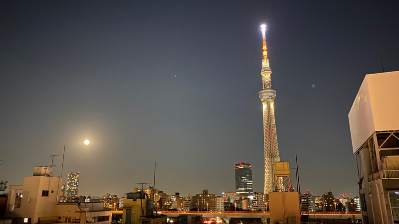 お部屋のテラスからは、うっとりするような絶景が！　奇しくもこの日は、46年ぶりだったという「ハロウィーン満月」。スカイツリーとの競演はいつまでも眺めていたいくらい、素敵でした。今まで、私は東京タワー派を自認していたんですが、この日ですっかり”スカイツリーもいいね派”になりました（笑）
