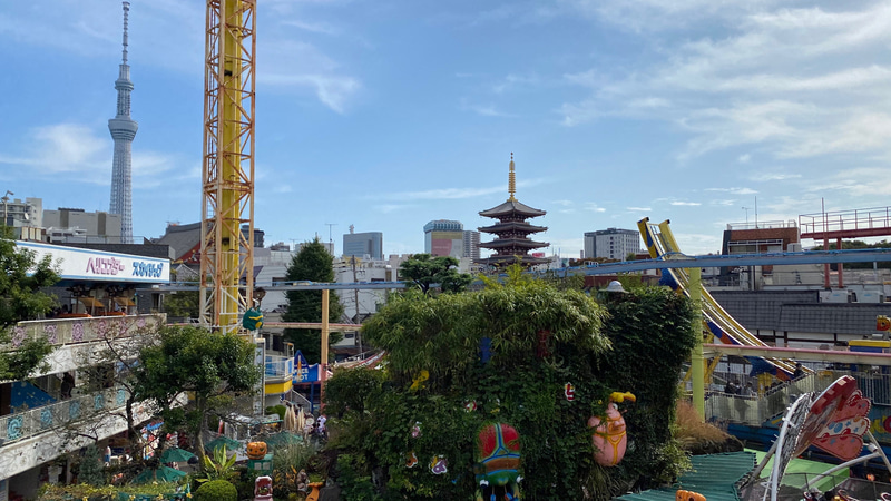 約30年ぶりに訪れた、開園から167年目を迎えた歴史ある遊園地「浅草花やしき」。コンパクトな敷地にゴチャゴチャと入り組んでアトラクションがひしめき合っています。以前はなかったものといえば、やっぱりここからの眺めに東京スカイツリーが姿を現したことですね。浅草No.1フォトスポットを謳う「スカイプラザ」にのぼると、こんな風に浅草を一望できちゃいます